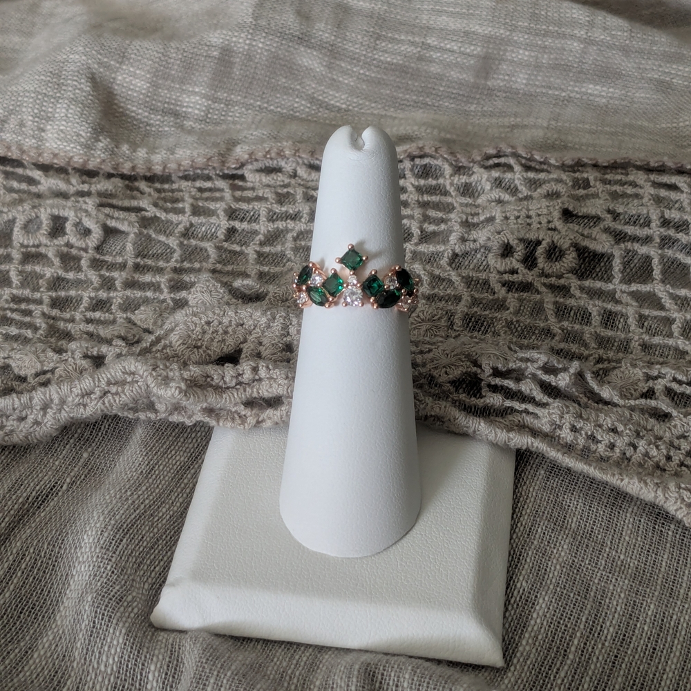 Elegant Green and Gold Women's Ring